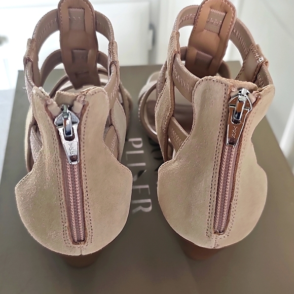 NWT Donald J. Pliner Leather Caged Strap Sandal w 2" heel. 8M SAND - Picture 7 of 13